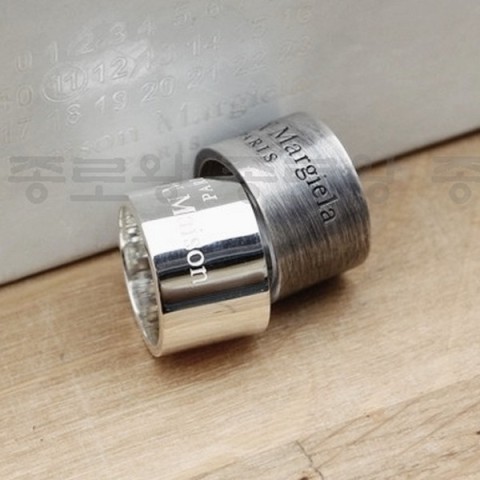 Maison Margiela 마르지엘라 13MM 와일드 로고 반지 (실버버전)