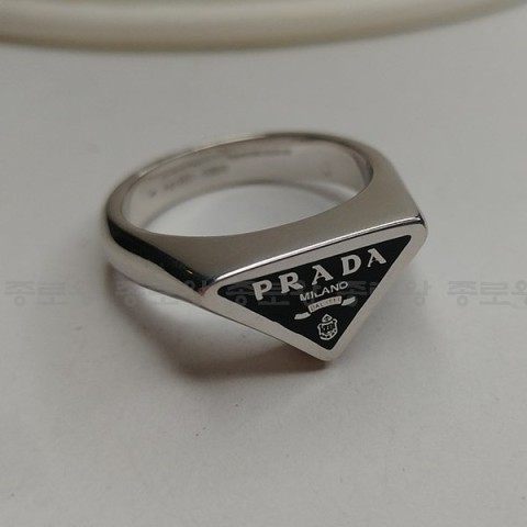 PRADA 프라다 애나멜 삼각 로고링 반지