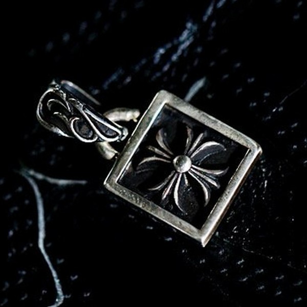 Chrome Hearts 크롬하츠 크로스 프레임 미니 팬던트